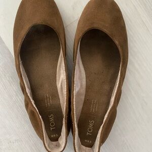 TOMS Women's Tan Suede Flats